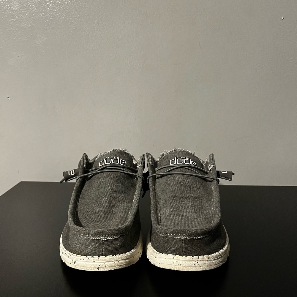 Men’s size 8 Hey Dudes great condition like new